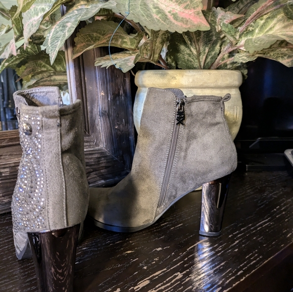 Grey and platinum boots.  Sz 41 - Picture 3 of 6